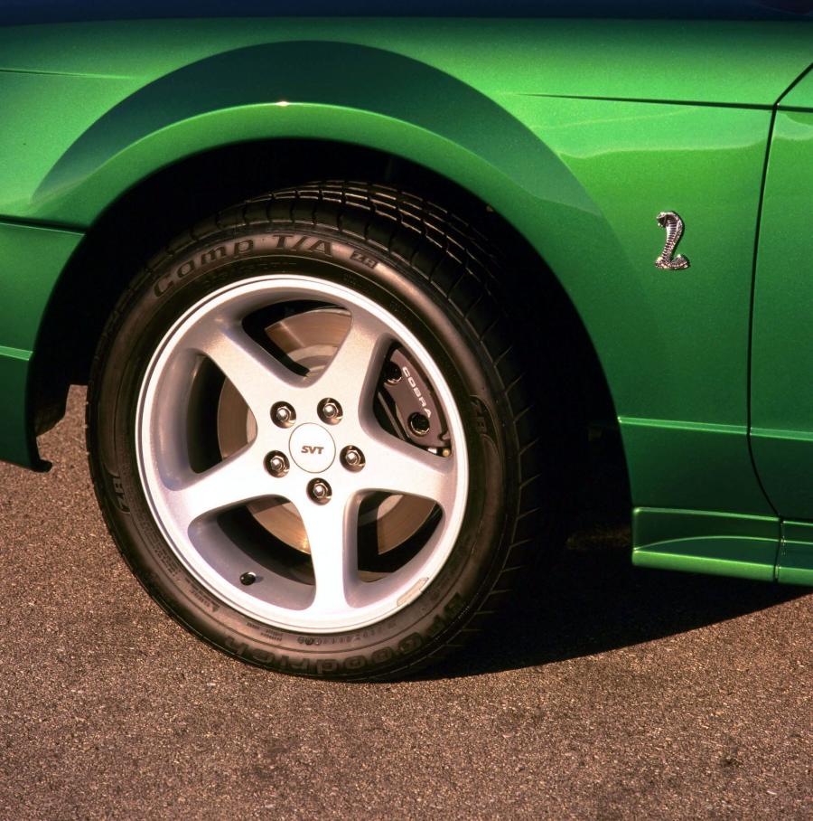  Ford Mustang SVT Cobra 1999 года  (фото 13 из 32)